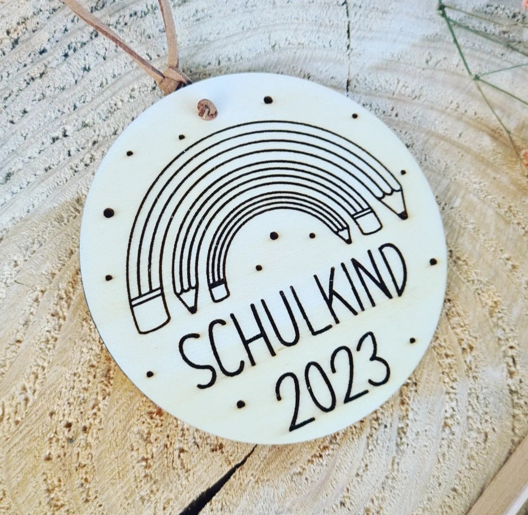 Schulkind Anhänger für die Schultüte, Regenbogen Stift, Geschenk zur Einschulung