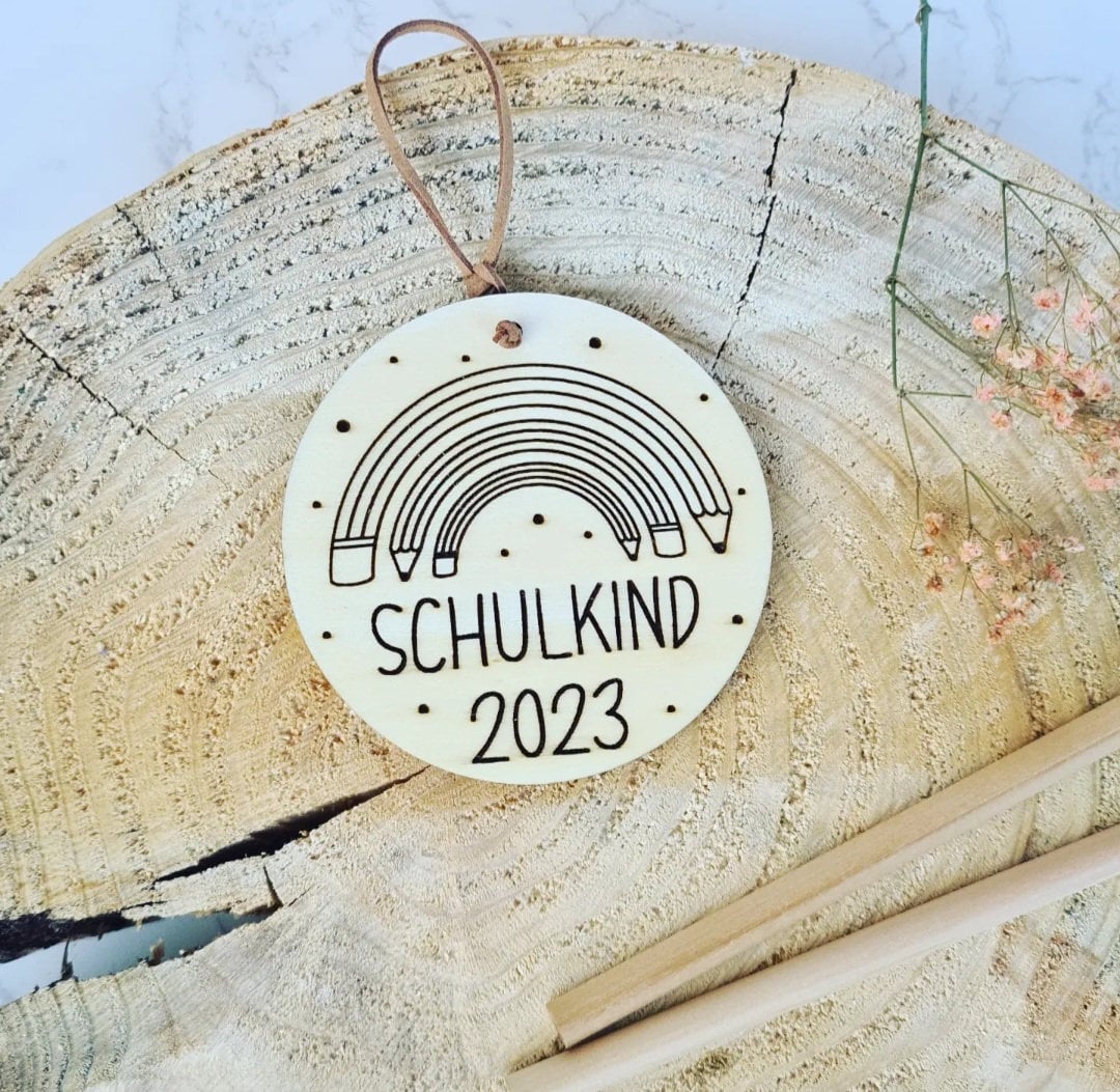 Schulkind Anhänger für die Schultüte, Regenbogen Stift, Geschenk zur Einschulung