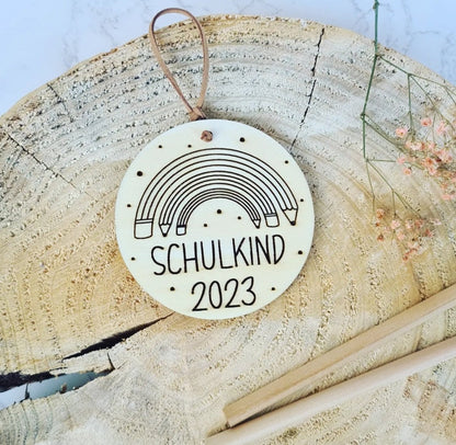 Schulkind Anhänger für die Schultüte, Regenbogen Stift, Geschenk zur Einschulung