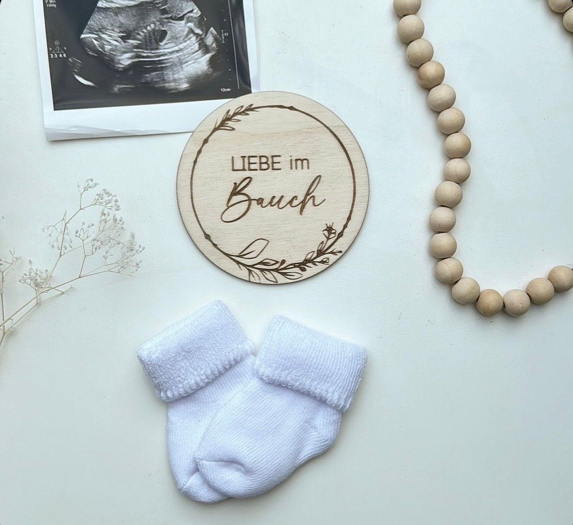 Liebe im Bauch, Holz Schild für Fotoshooting oder als Mitteilung der Schwangerschaft