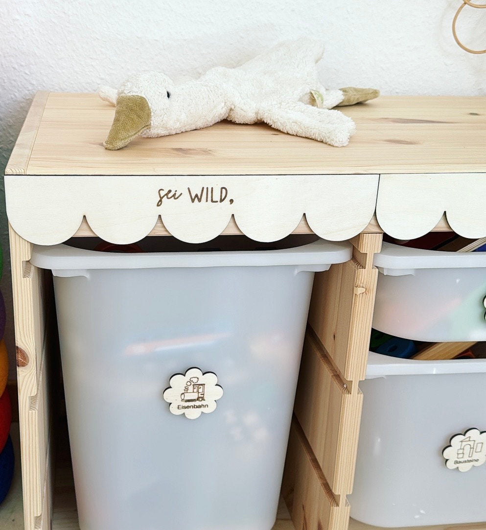 Zierleiste Holz mit Spruch Gravur für den Ikea Trofast, Dekoration Kinderzimmer im Jakobsmuschel Stil
