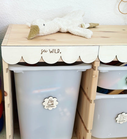 Zierleiste Holz mit Spruch Gravur für den Ikea Trofast, Dekoration Kinderzimmer im Jakobsmuschel Stil