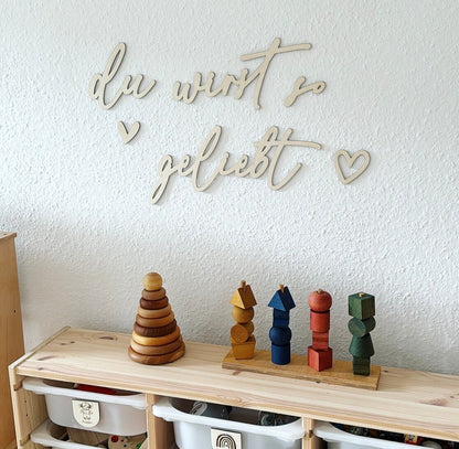 Du wirst so geliebt, Holz Schriftzug, Wand Dekoration im Kinderzimmer