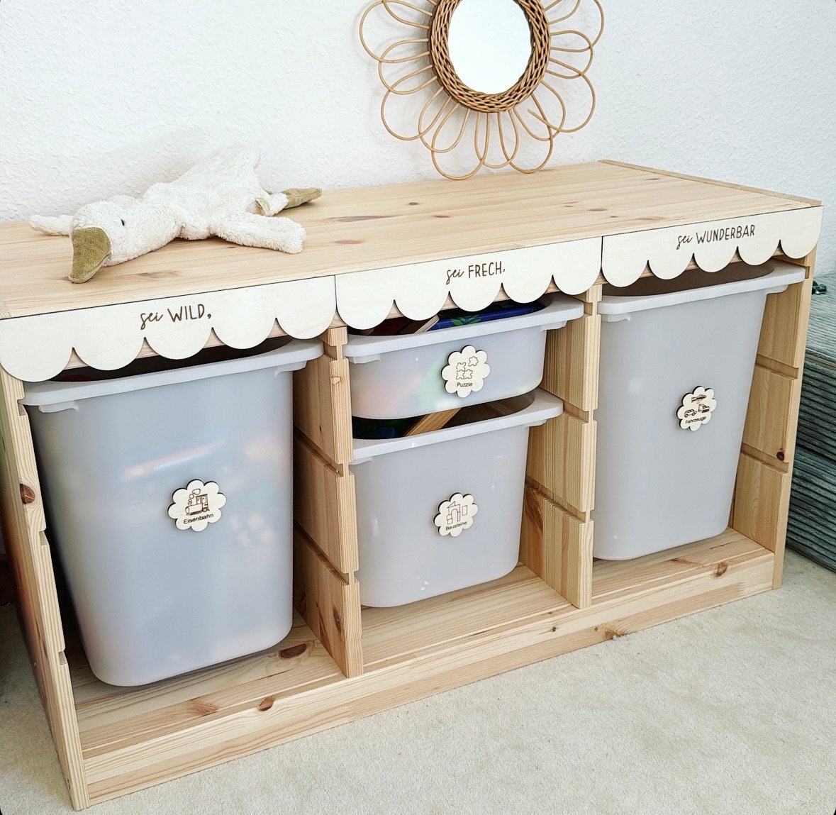 Zierleiste Holz mit Spruch Gravur für den Ikea Trofast, Dekoration Kinderzimmer im Jakobsmuschel Stil