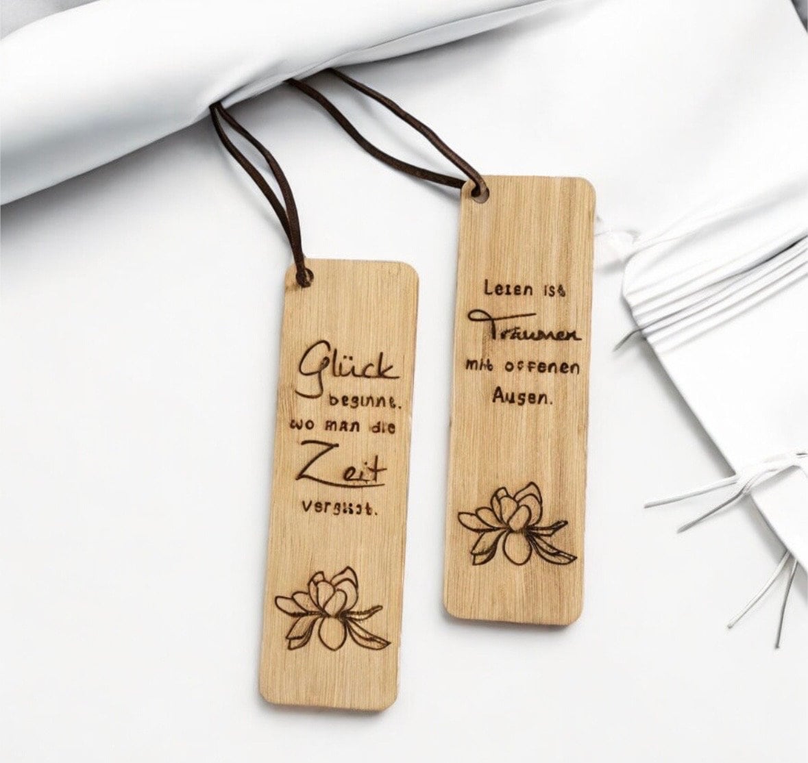Lesezeichen mit Spruch und Lotus Blume, Geschenk für Buchliebhaber oder zu Muttertag