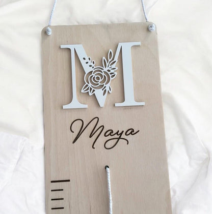Messlatte Monogramm Rose, Wachstumsleiste mit Spruch und Fotohalter