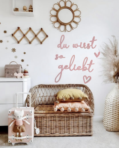 Du wirst so geliebt, Holz Schriftzug, Wand Dekoration im Kinderzimmer