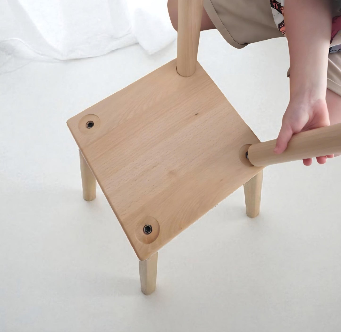 Kinderhocker Dino aus Buche, Kinderstuhl mit Dinosaurier, Geschenkidee