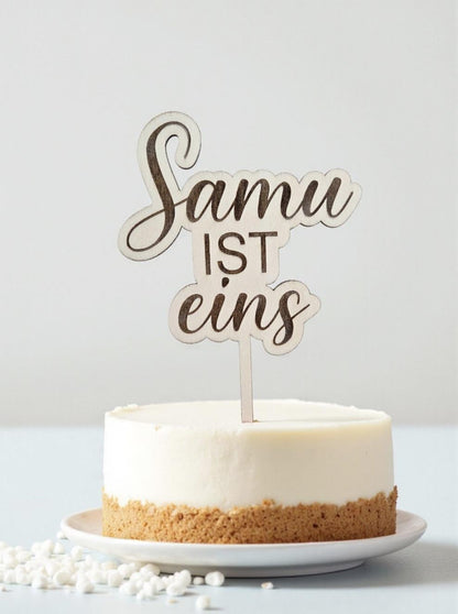 Name ist eins Cake Topper, Kuchenstecker mit Holz Gravur, für jeden Geburtstag
