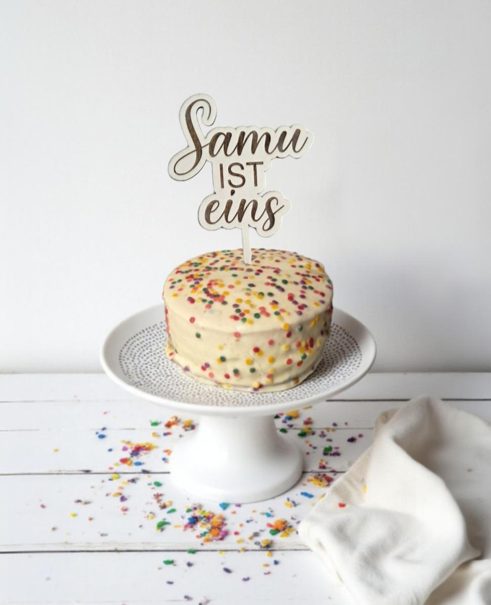 Name ist eins Cake Topper, Kuchenstecker mit Holz Gravur, für jeden Geburtstag