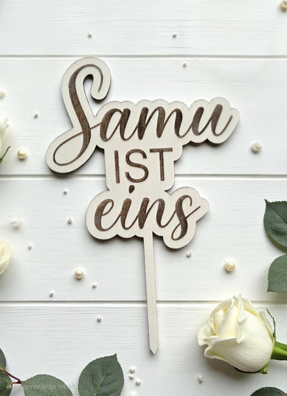 Name ist eins Cake Topper, Kuchenstecker mit Holz Gravur, für jeden Geburtstag